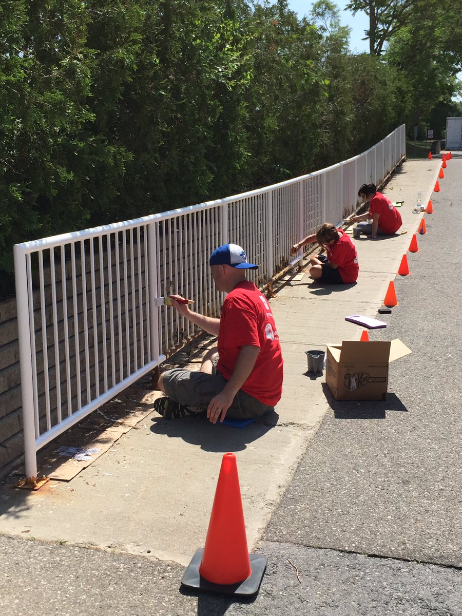 RobertCoruzzi's tweet photo. #Thecor hard at work #dayofcaring #td #greenwhereyoulive @tadavies75_d @GardnerChris2 @AIacobelli_TD @ThomasDyck_TD https://t.co/ryMaKkeWjO