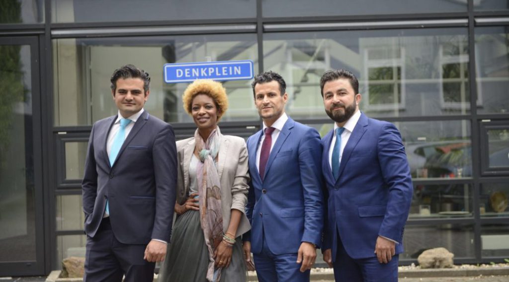 plein9's tweet photo. "De bak ellende die Sylvana Simons over haar mooie donkere koppie heen krijgt, is walgelijk… https://t.co/TpDh6448Kj https://t.co/nPG5FiPrd6