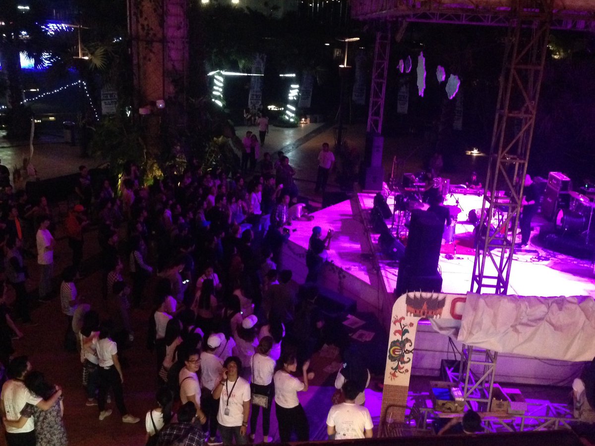 Semangat penonton masih mewarnai penampilan <a href="/TTATW/">The Trees & The Wild</a> Alunan lagu masih meramaikan suasana di The Breeze🌟🌟🌟

#PALAPA