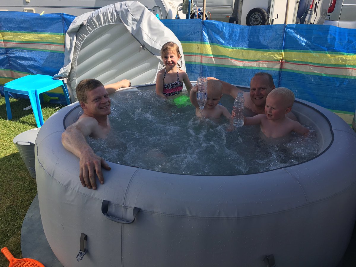 IceValleyRacing's tweet photo. It's a hard life 😀 pre practice chill out @SamWest62 @steffouranjels @steve4anjels https://t.co/oaAdIBhe4j