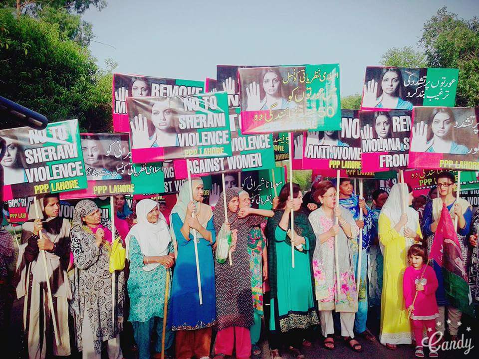 syedkhurram1472's tweet photo. #PPP Jiyalis are protesting against Absurd Laws of #CII about Women infront of Press Club Lahore.
#WeldonPPP ✌️ https://t.co/1pmdB9VOSB
