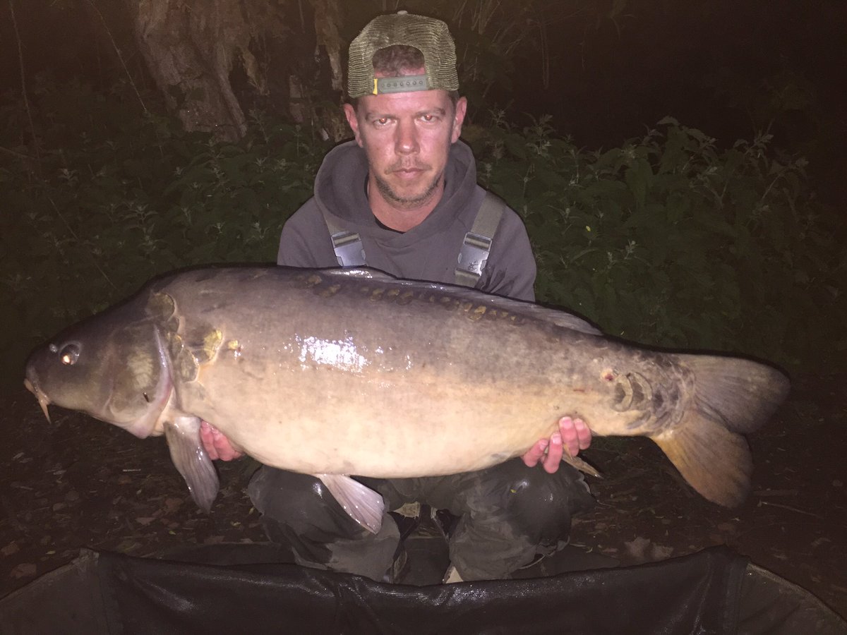 ski35's tweet photo. 32lb chunk from farlows last week!@FarlowsLake #carpfishing#trakker#foxint#navitas https://t.co/dmqPL6CMLD