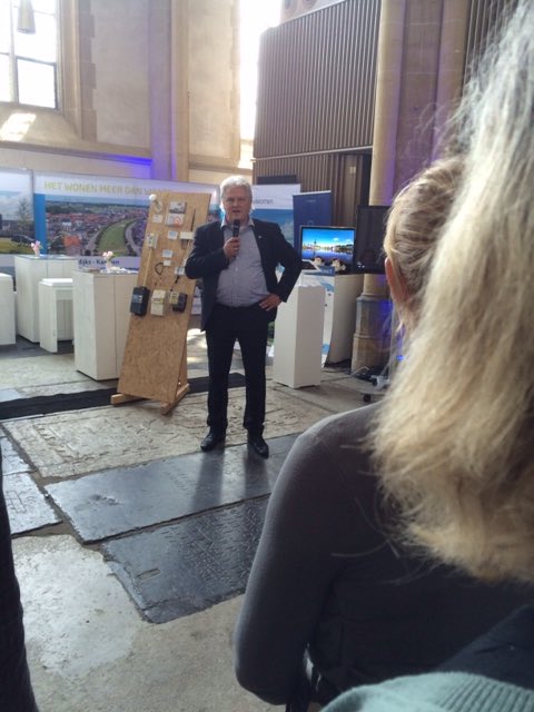 Martin Ekker opent woonbeurs Kampen. Hij waardeert de vele standhouders om Wonen Kampen te presenteren. Bovenkerk.