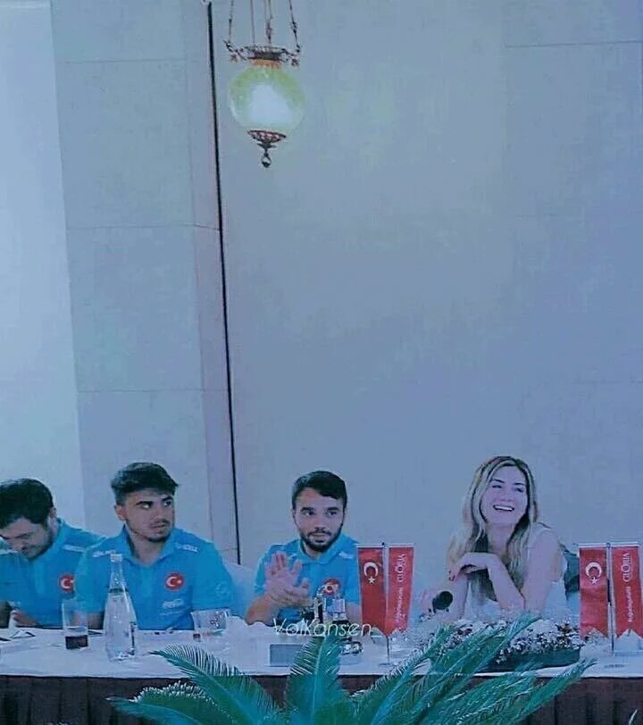 CkCVkZSWsAAIB02.jpg