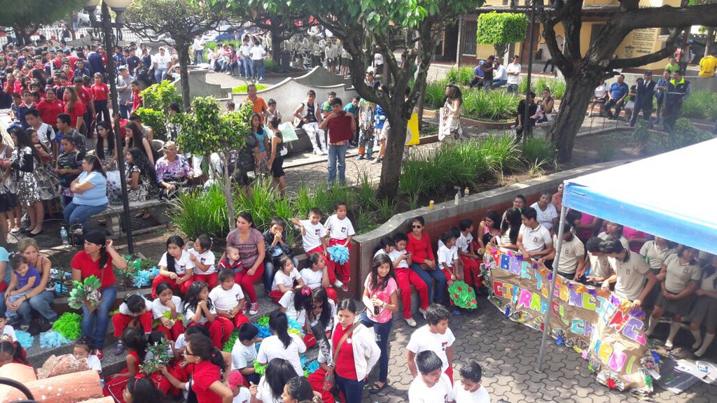 MuniMixco_'s tweet photo. Alumnos de Colegios de zona 1 de #Mixco realizan caminata y exposición de fotografía en el llamado #ECODIA https://t.co/5YYjd6Msa4