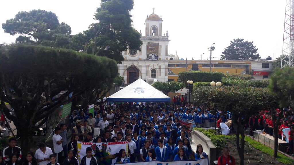 MuniMixco_'s tweet photo. Alumnos de Colegios de zona 1 de #Mixco realizan caminata y exposición de fotografía en el llamado #ECODIA https://t.co/5YYjd6Msa4