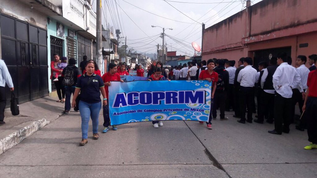 MuniMixco_'s tweet photo. Alumnos de Colegios de zona 1 de #Mixco realizan caminata y exposición de fotografía en el llamado #ECODIA https://t.co/5YYjd6Msa4