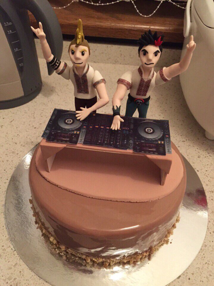 lastseeninbed's tweet photo. Look what we've got for Mr. @MarkusSchulz and Mr. @FerryCorsten 🎉🎉🎉 from @UATrancefamily with love 💟 @NewWorldPunx https://t.co/QzC3AEiPNu
