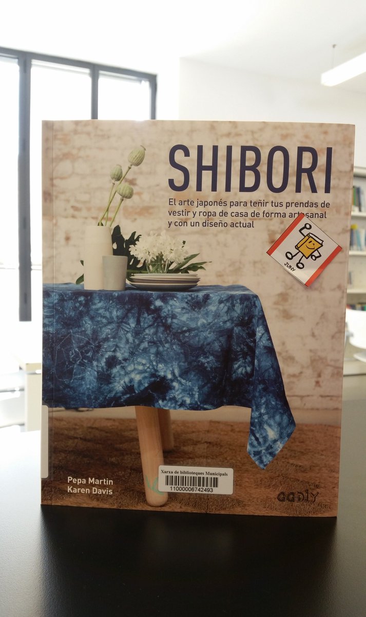 BiblioLesVoltes's tweet photo. Vols decorar amb estampats ben originals? "Shibori" de Pepa Martin i Karen Davis #tenyir #Japó #magradallegir https://t.co/LlQZp0NHHk