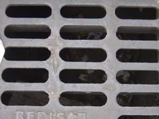 Parece insignificante... pero la basura que se tira en la calle termina impidiendo el funcionamiento de desagües!!!