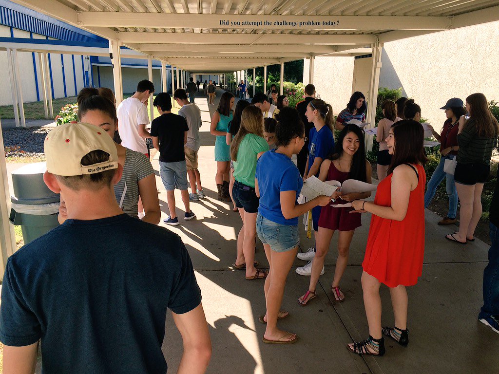 SarahAnnDenny's tweet photo. Hilhi seniors reflecting on their K-12 life! See all of the smiles? #hsd #IBCool https://t.co/yAwR0hemxF
