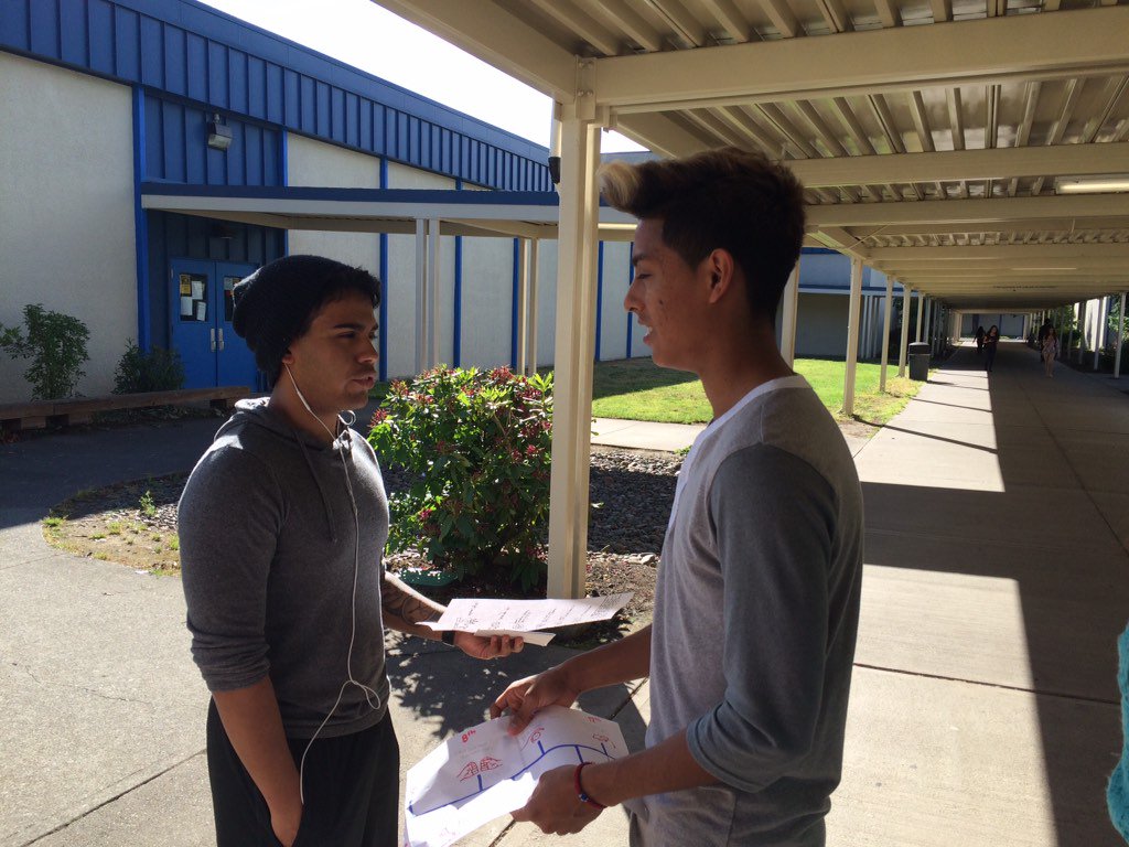 SarahAnnDenny's tweet photo. Hilhi seniors reflecting on their K-12 life! See all of the smiles? #hsd #IBCool https://t.co/yAwR0hemxF