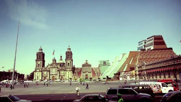 webcamsdemexico's tweet photo. Vía @Cuauhtemoc_1521: Así se vería el Templo Mayor si aún se mantuviera en pie. Estaría al oriente de la Catedral. https://t.co/ZQBlt93m9O