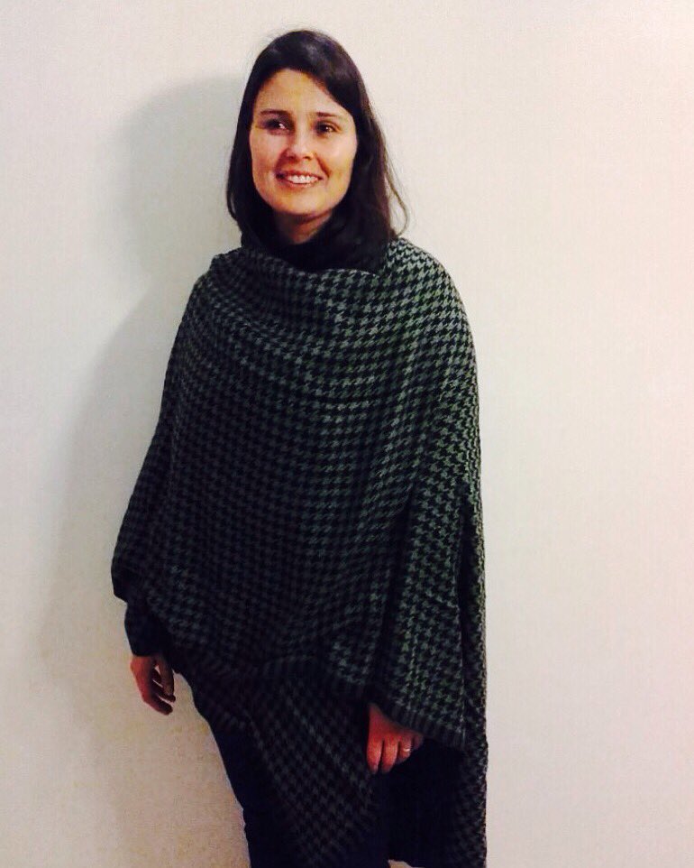 mantarrayaok's tweet image. #MantaGirl cancherisima con #poncho #pieddepoule abrigada para combatir este dia de frio