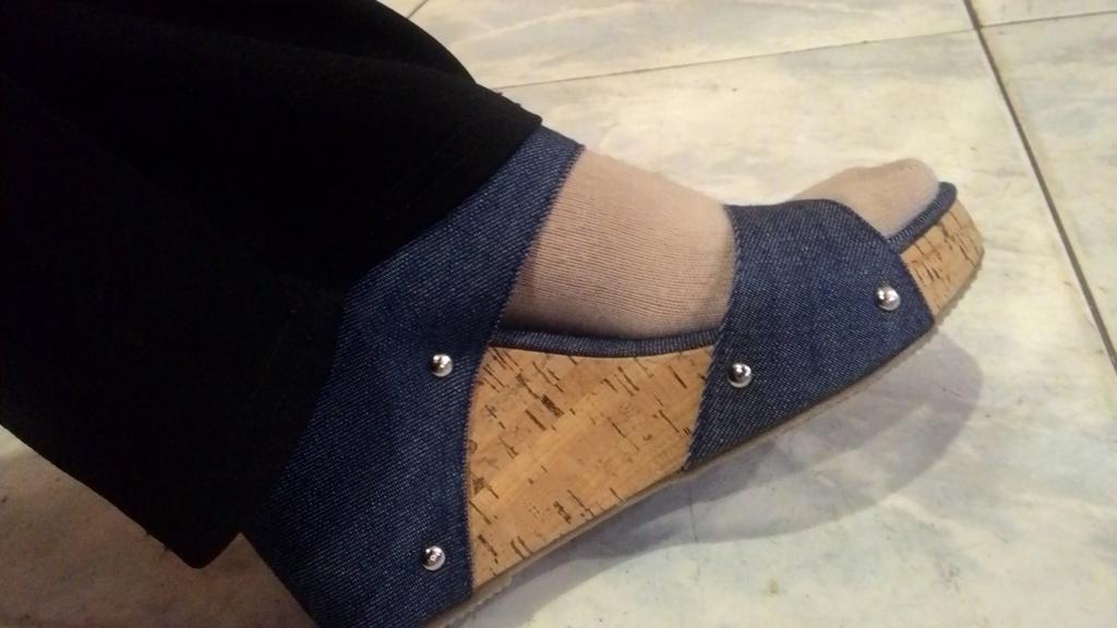 theHanaHasyi's tweet photo. Seriously, aku tak suka pakai heels. Even pakai stokin tebal, rasa jgk sakitnya tu. No more heals next time #SaveLeg https://t.co/4co3OtUeMa