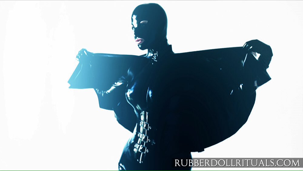 #latexisthedrug Girl in a Gasmask now available rubberdollrituals.com/latex-films/gi…