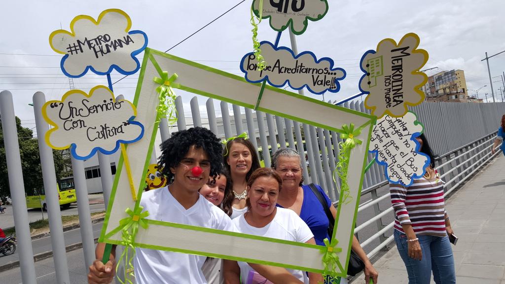 Metrolinea's tweet photo. Hoy estudiantes de UTS realizaron actividad de cultura ciudadana para sensibilizar usuarios. Marcamos un nuevo rumbo https://t.co/3zrWBKg8v9