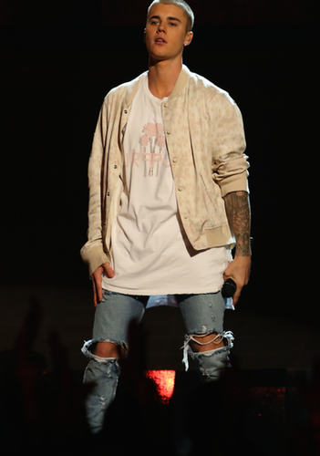 Justin used to have a thing for THIS girl and now he's caught getting cozy with her! bit.ly/1srSm3W