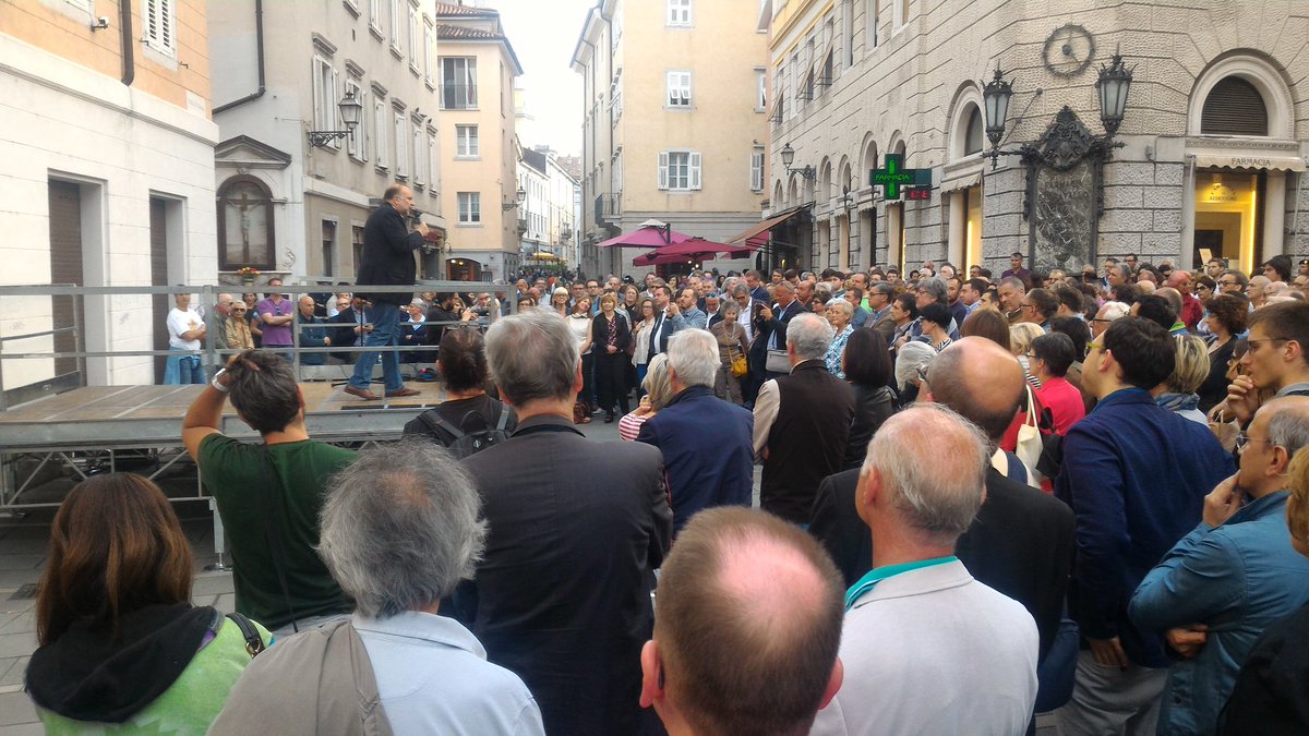 insiemeperTS's tweet photo. @RobertoCosolini chiude la campagna. Quanti siamo! #avantitutta #cosolinisindaco #insiemeXTS #Trieste https://t.co/E2cwPCT9XZ