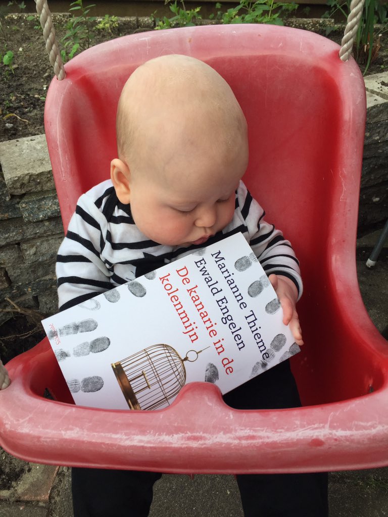 svenjense's tweet photo. Hij kan em nog niet lezen. Wij wel. Aan het werk! @ewaldeng @mariannethieme @markrutte #klimaatverandering @Urgenda https://t.co/3pMT3vEF5f