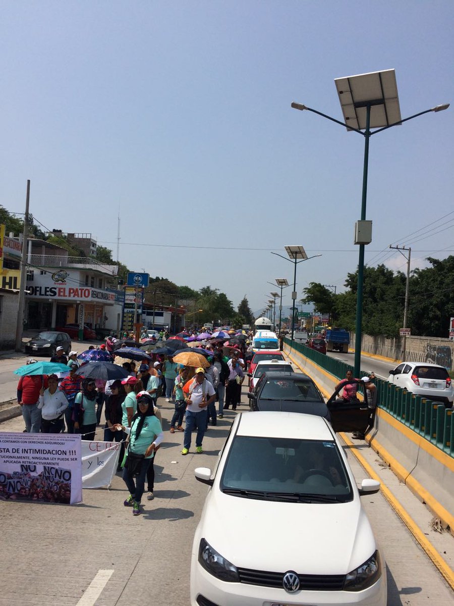 AgendainformaTV's tweet photo. Marcha numeroso contingente de la #CETEG por la Autopista del Sol, carril sur-norte, en #Chilpancingo. https://t.co/aljzEXuNbz