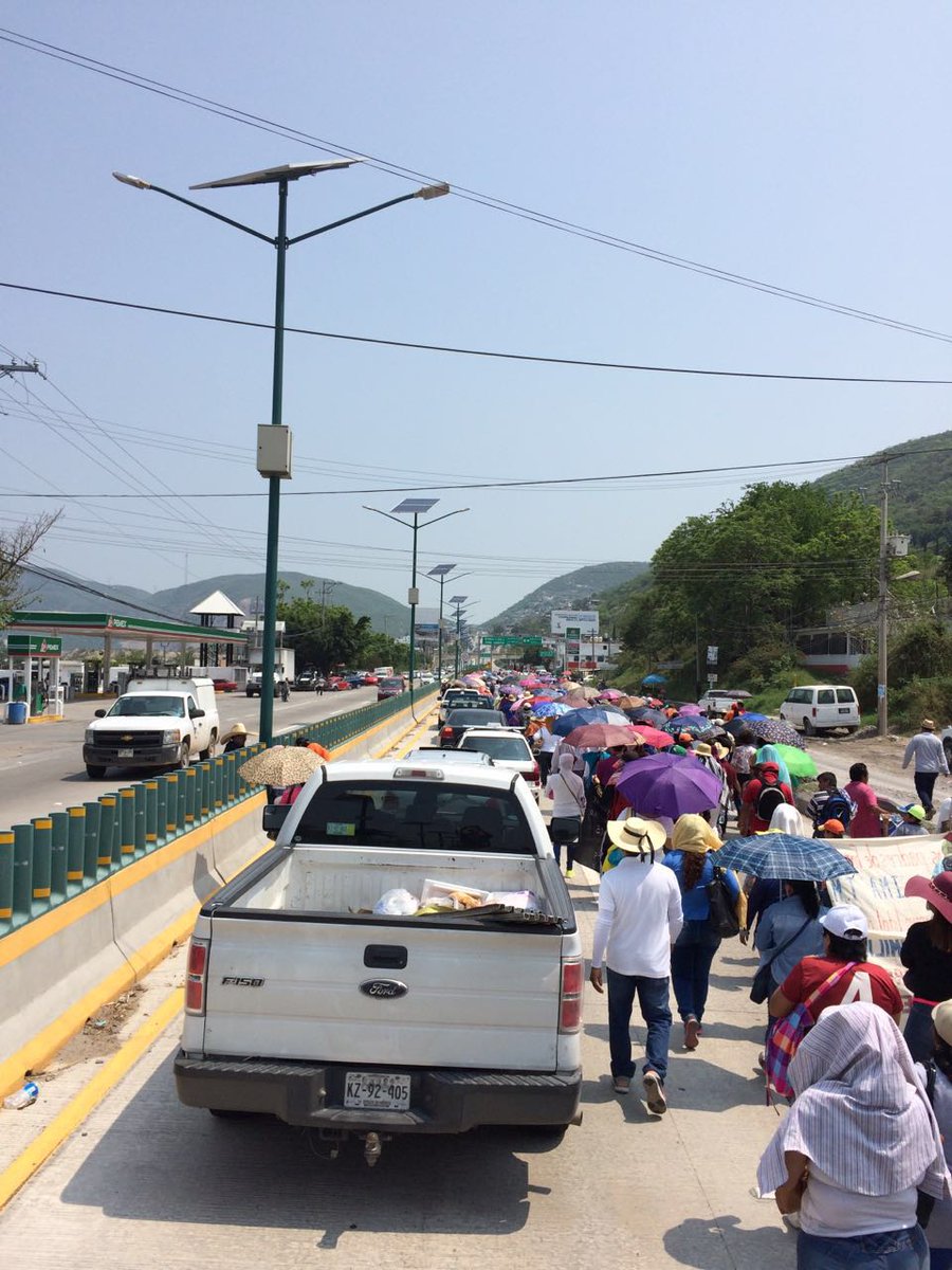 AgendainformaTV's tweet photo. Marcha numeroso contingente de la #CETEG por la Autopista del Sol, carril sur-norte, en #Chilpancingo. https://t.co/aljzEXuNbz