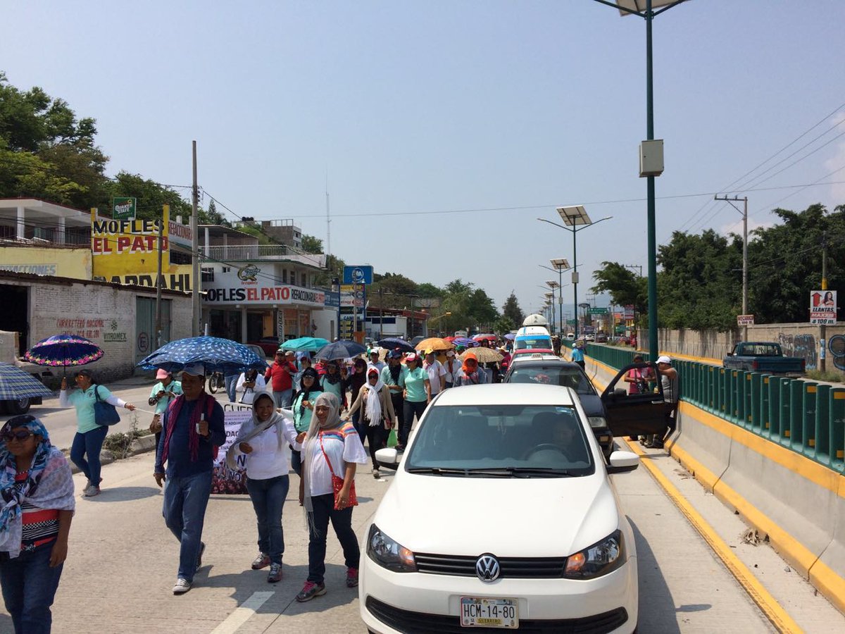 AgendainformaTV's tweet photo. Marcha numeroso contingente de la #CETEG por la Autopista del Sol, carril sur-norte, en #Chilpancingo. https://t.co/aljzEXuNbz