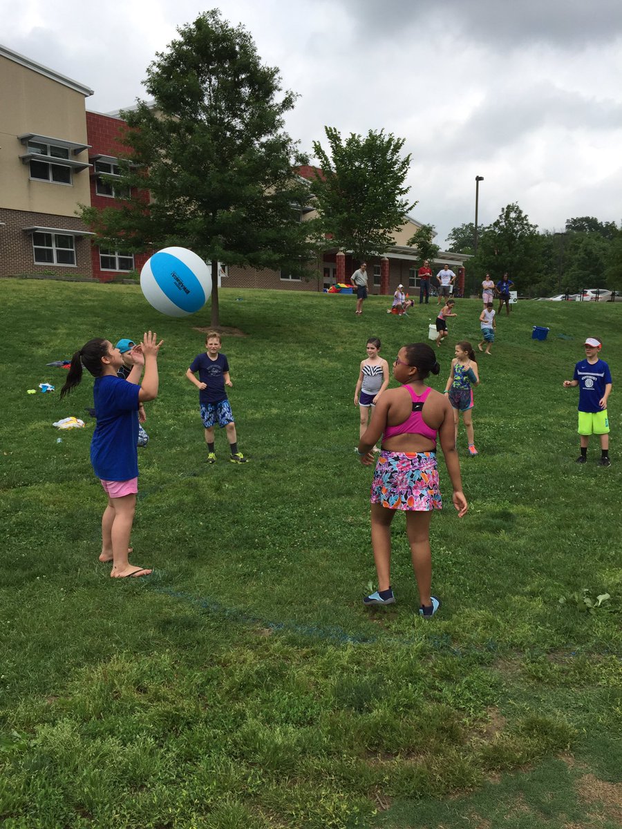 4thGlebe's tweet photo. Ms Mariani's class is rockin' Moonball on Field Day! https://t.co/XQYknWdBxY