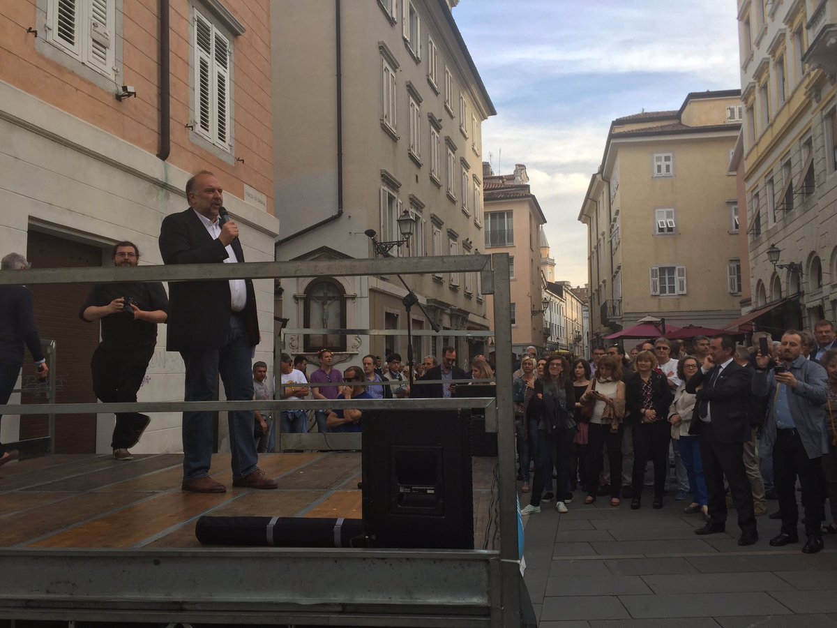 tarabianca's tweet photo. Comizio finale. @RobertoCosolini Sindaco! Vogliamo il cambiamento non vogliamo tornare indietro #avantitutta https://t.co/EWx7Ytv2nk
