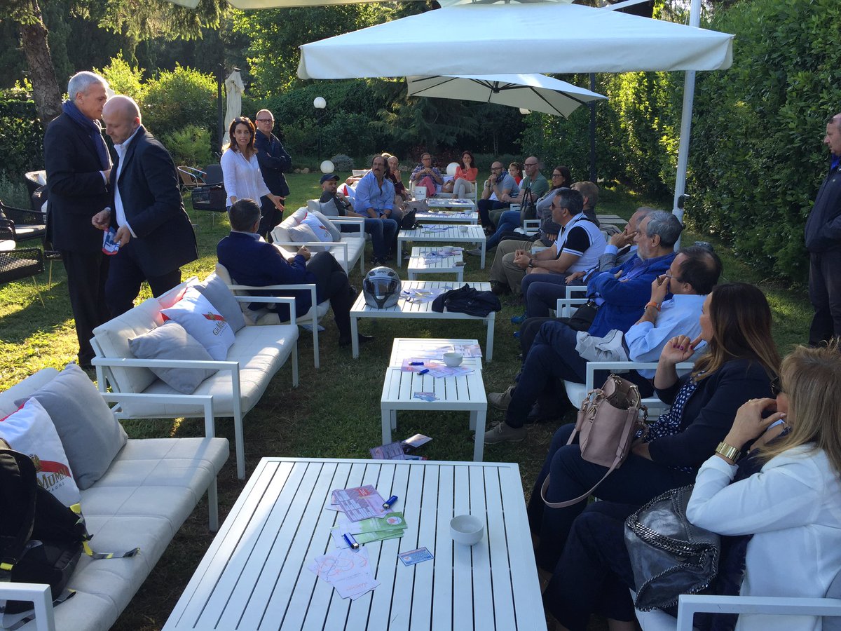 LCiocchetti's tweet photo. Ancora tra la gente #ConRoma con Voi insieme a @IgnazioCozzoli @francescabarb71 e @Alfio_Marchini https://t.co/pXy8h9OPBe
