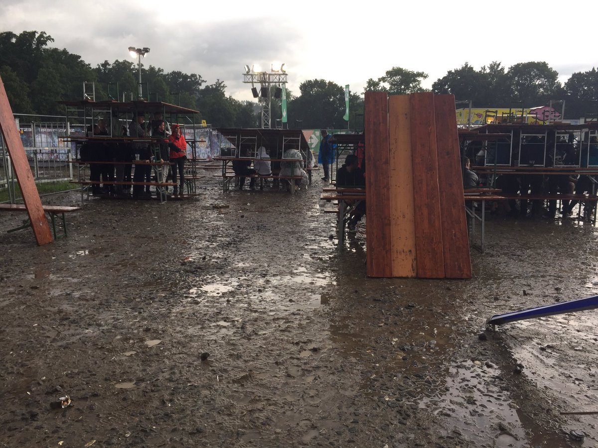 Marti_Reporter's tweet photo. Okay es schifft e chli am sonisphere z louaere https://t.co/XsLAo5rbjo