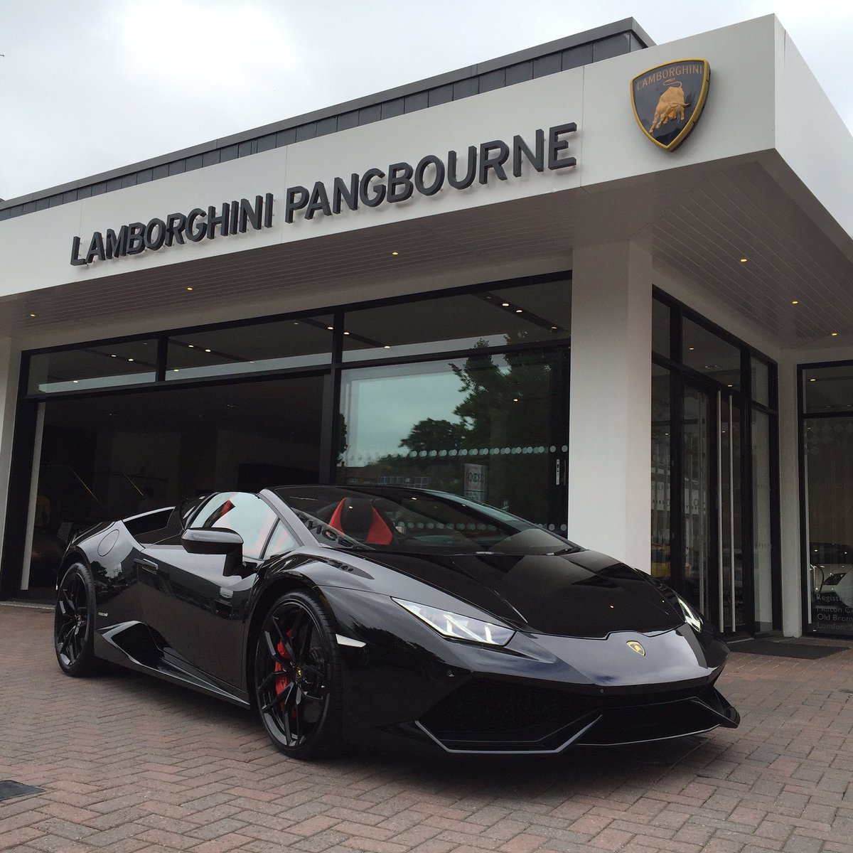 LamboPangbourne's tweet photo. Friday Handover!@LamboPangbourne @GTspirit @aSUPERCARDRIVER @lamboclubuk @Topazdetailing @SupercarsofLDN @WallacePJW https://t.co/nd6p1o68RP
