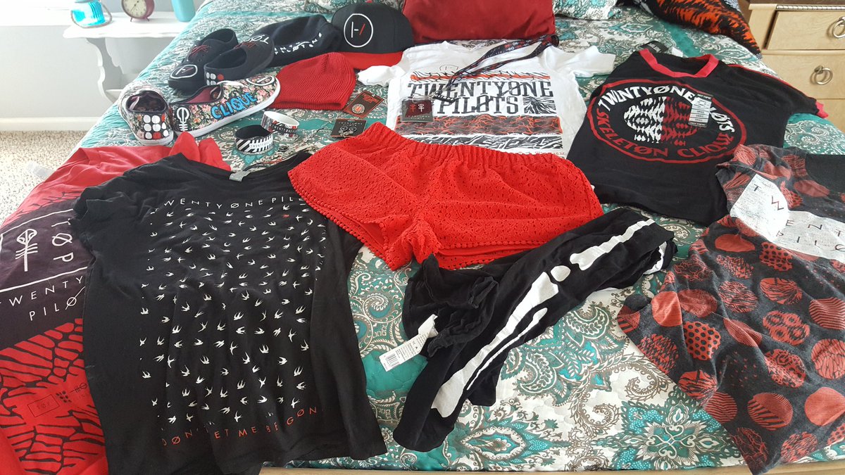 khendrix13's tweet photo. Cant decide what to wear! @twentyonepilots #MerchProblems #emotionalroadshowMI |-/ (I have extra tickets) https://t.co/x5Oc4gBkTe