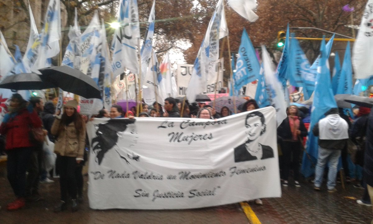 marinafemenia's tweet photo. Miles de mendocinxs marchamos contra la violencia de género.Basta de femicidios! #VivasNosQueremos #NiUnaMenos https://t.co/ErY3qPpsA5