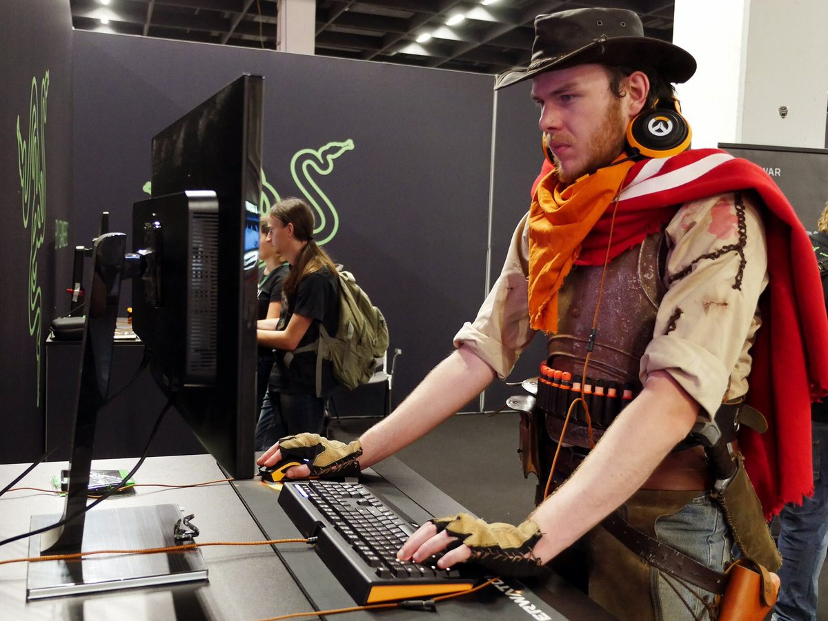 Razer's tweet photo. It's high noon. https://t.co/fDyXryWc5J