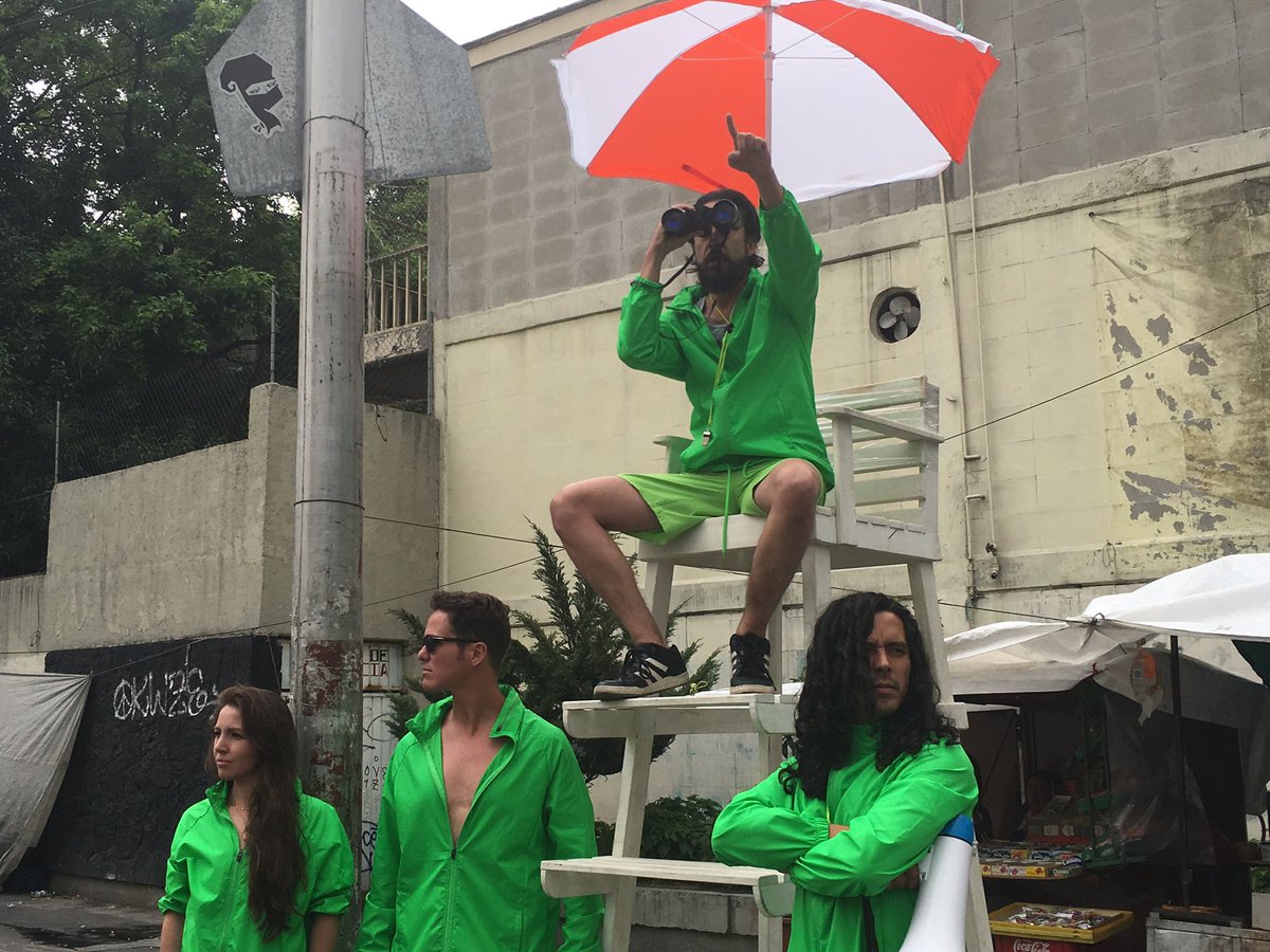 supercivicosmx's tweet photo. LOS SALVAVIDAS en plena acción supercívica impidiendo que la gente use su celular mientras maneja. https://t.co/iaTG4X4eJF