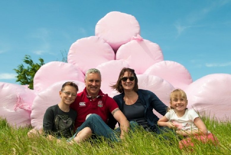 This couple is raising awareness for breast cancer in a unique way – by using hay bales mydochub.com/hay-bales-for-…