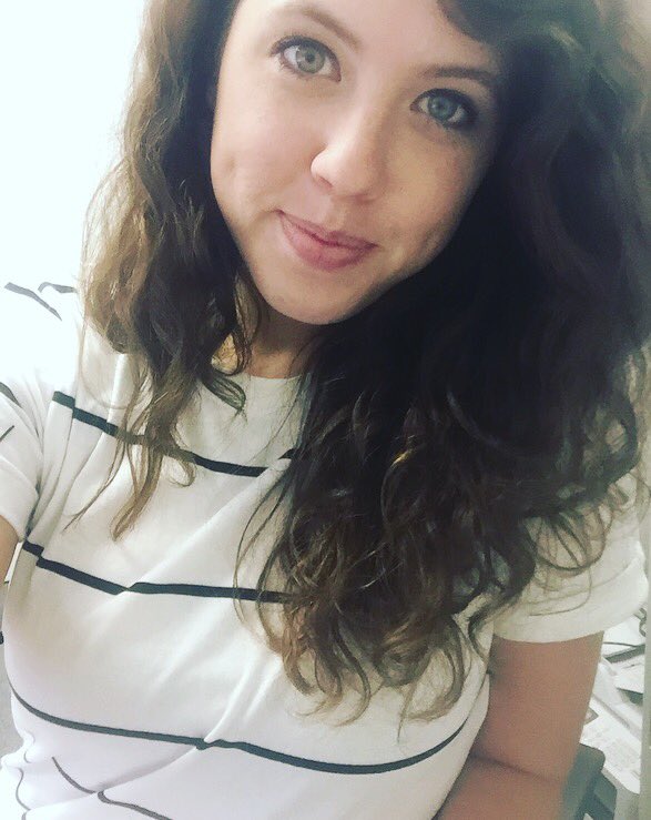 glitteravioli's tweet photo. 2 more work days until vacationnnnn. 👰🏻🌅⛵️🚣🏼🏓🍕🍕🍕 #fireselfie @SPROTSTAKES https://t.co/5NlRnAbvEW
