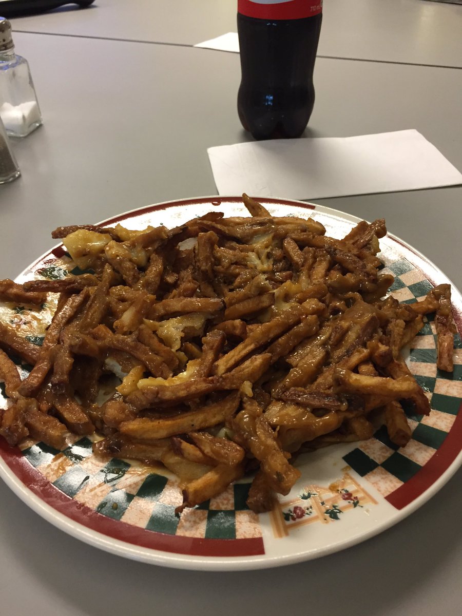 Driedg's tweet photo. Un gros merci à Ray de @GarageCafe d'avoir emporté de la Poutine pour dîner au travail!!
#bourrer https://t.co/vmj3QsiV5r