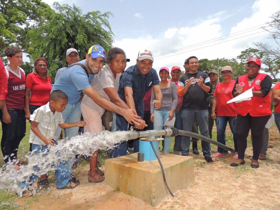 MUNLIBERTADOR's tweet photo. .@NicolasMaduro el alcalde Socialista @Jos_figuera inauguró pozo de agua potables en la Comunidad de las Alhuacas https://t.co/k9fH3A6Qia