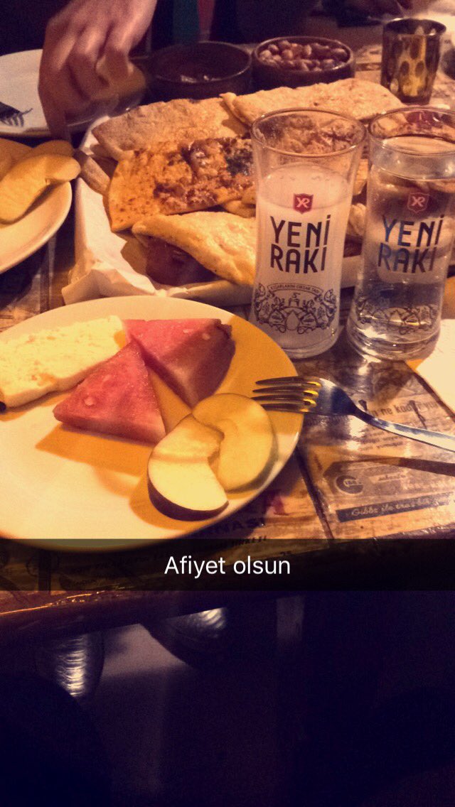 Benimsediğin insanlarla içilir Rakı