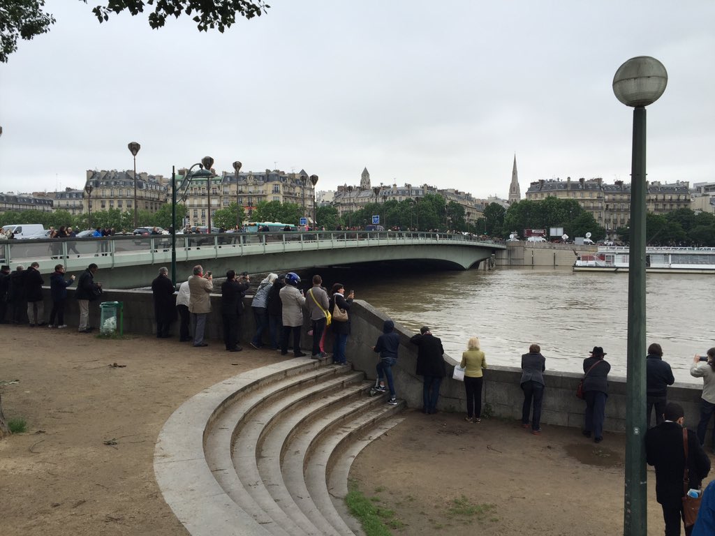 MarcelPothier's tweet photo. We saw the Seine River hit highest levels since 1910! #parisflood #PontAlma https://t.co/owHhpFpoDo