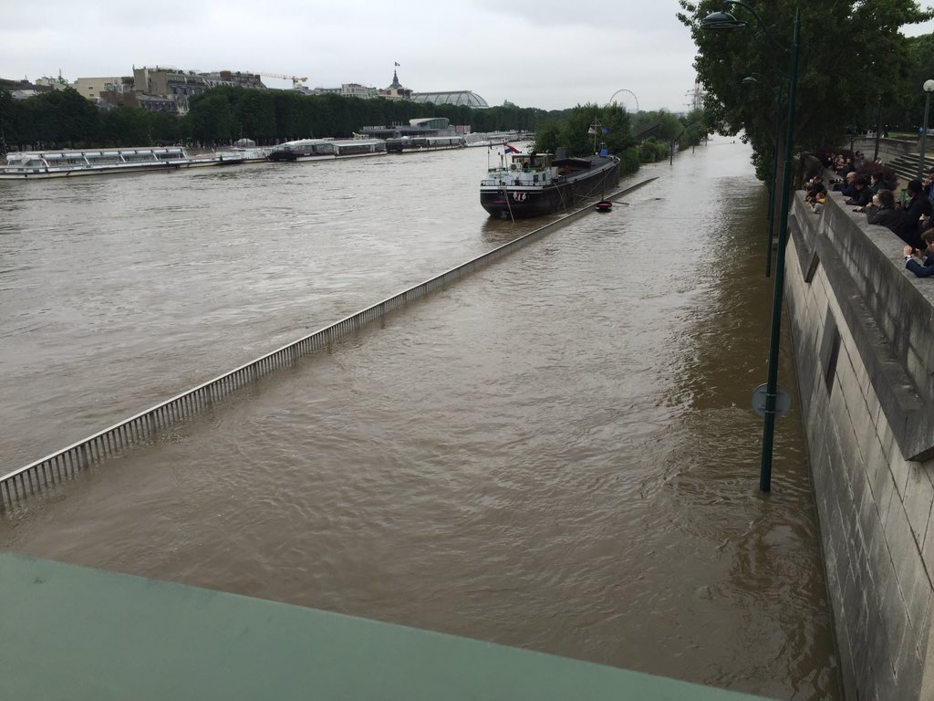 MarcelPothier's tweet photo. We saw the Seine River hit highest levels since 1910! #parisflood #PontAlma https://t.co/owHhpFpoDo