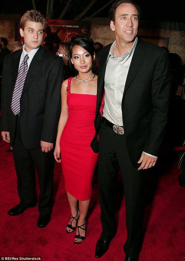 Whatfat Hachi 長男weston Cage 25歳 クリスティーナ フルトンとの子 は今こんな感じ ロード オブ ウォー 05 の頃 3 4枚目の写真 とはずいぶん様子がw子供が二人いるらしいのでニコラスケイジ今おじいちゃんなんやね Whatfat Hachi 長男weston Cage 25歳 クリスティーナ フルトンとの子 は今こんな感じ ロード オブ ウォー 05 の頃 3 4枚目の写真 とはずいぶん様子がw子供が二人いるらしいのでニコラスケイジ今おじいちゃんなんやね
