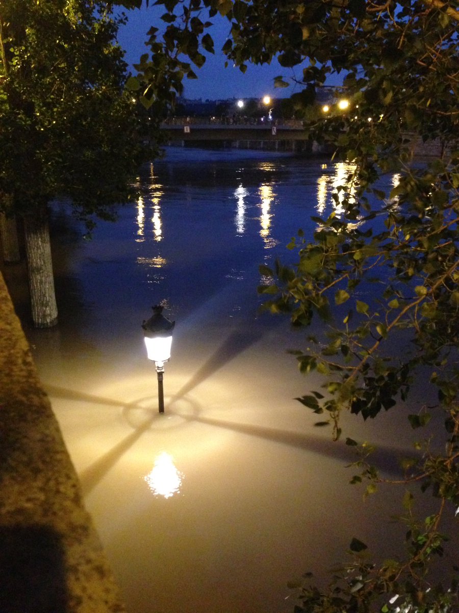 mfouquenet's tweet photo. Un phare parisien dans la nuit #CrueParis https://t.co/QIr4RJj0i2