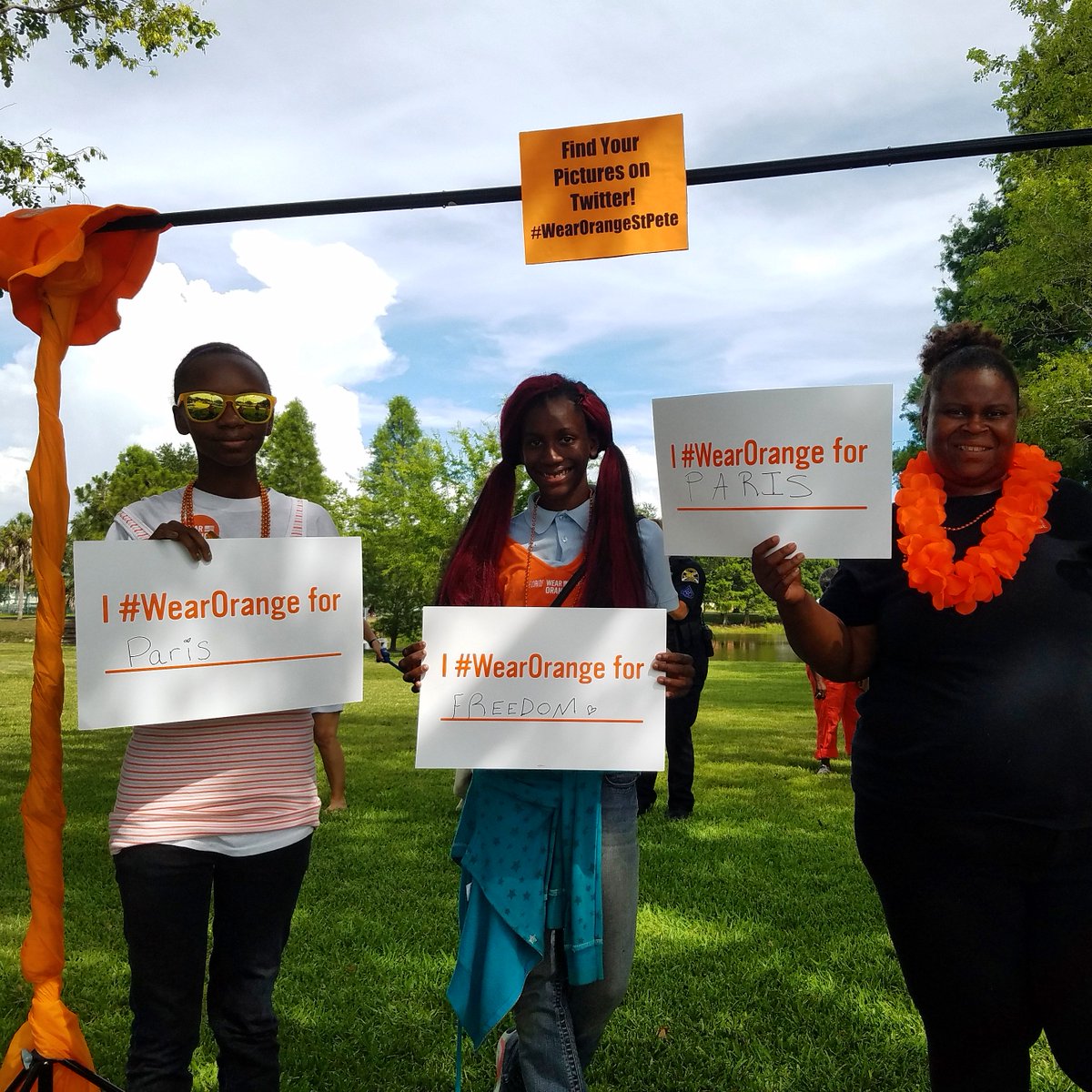 BeTheChangeLuv's tweet photo. #wearorangestpete #wearorange #Enough #NotOneMore #CommonSenseGunLaws  #NationalGunViolenceAwarenessDay @MomsDemand https://t.co/Q4VNUVQtse