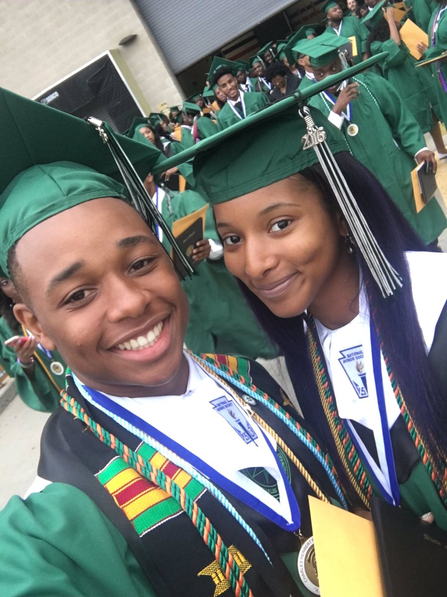 The_Money17's tweet photo. GRADUATION WITH FAM!!!🎓🎓💪🏽#FlowersGraduation2k16 https://t.co/Usd2CtcLpD