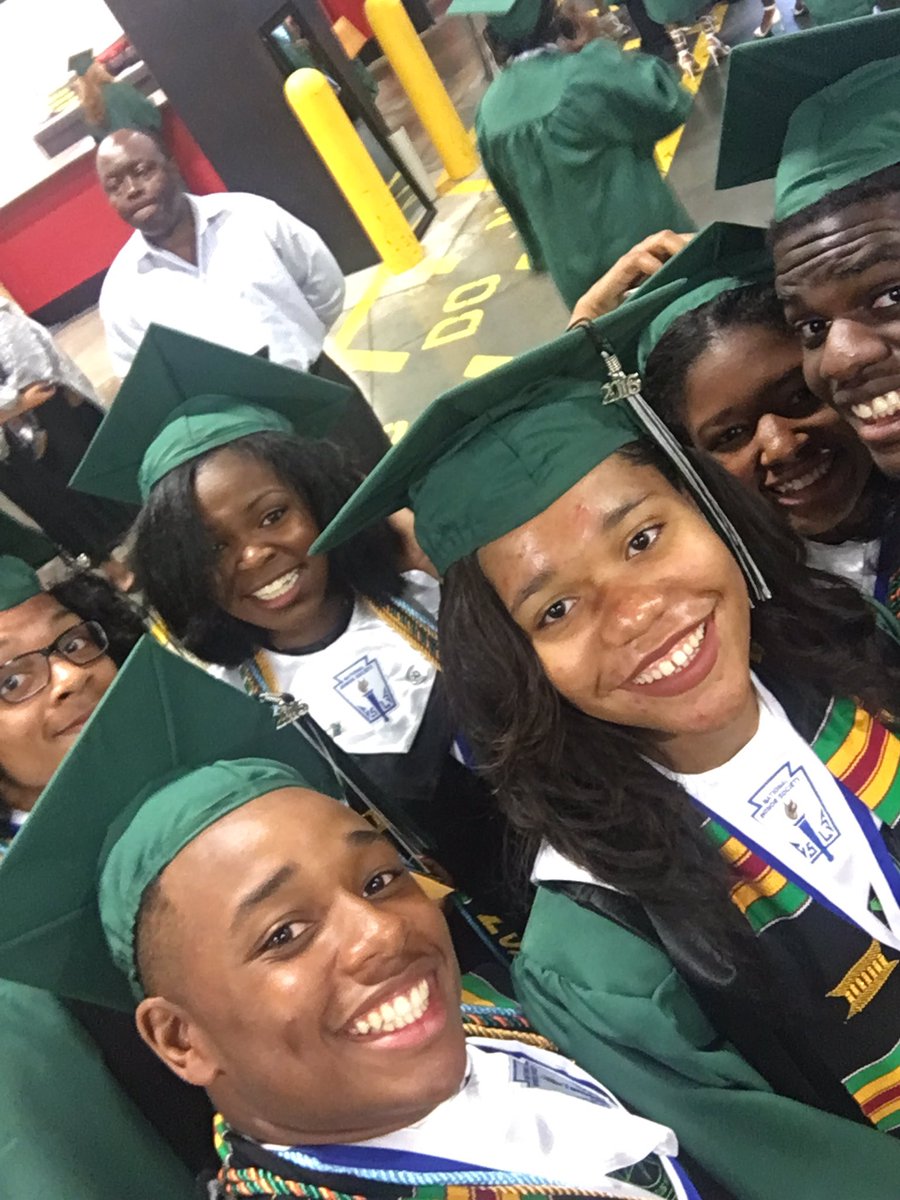 The_Money17's tweet photo. GRADUATION WITH FAM!!!🎓🎓💪🏽#FlowersGraduation2k16 https://t.co/Usd2CtcLpD
