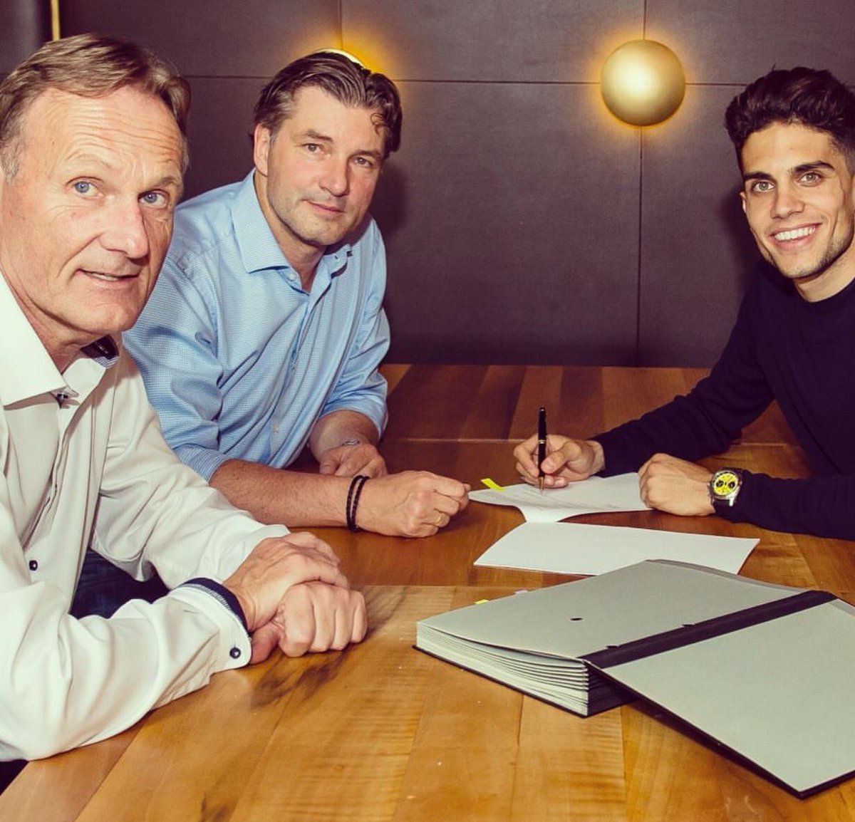 Yellowwallpod's tweet photo. The deal won't include a buy-back clause reports @fluestertweets
(pic via @BVB) https://t.co/H1cSC4l60l