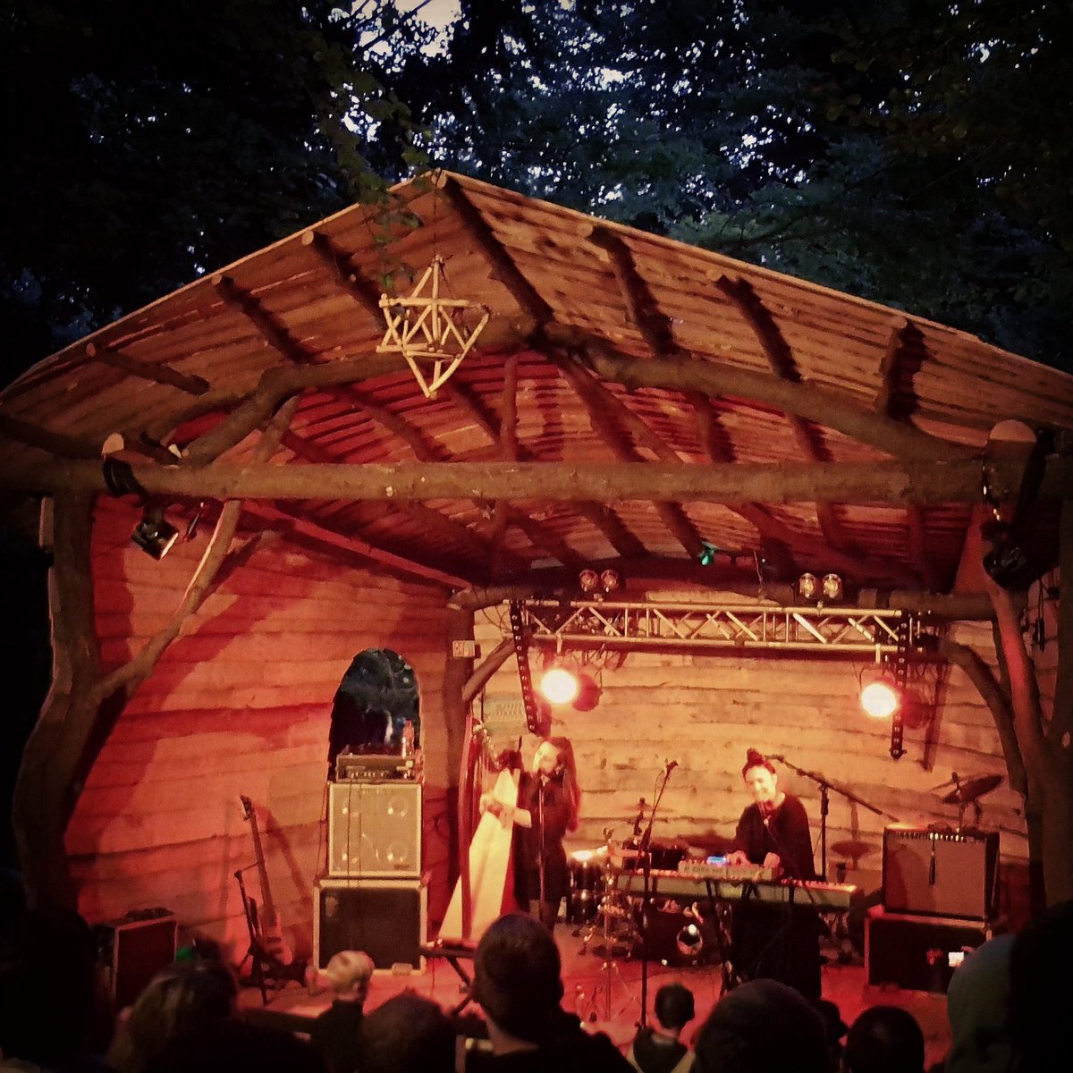 TheGreatSimones's tweet photo. Oh yea! #Vantastival #irishmusicparty #saintsister https://t.co/FByLVv1CNp